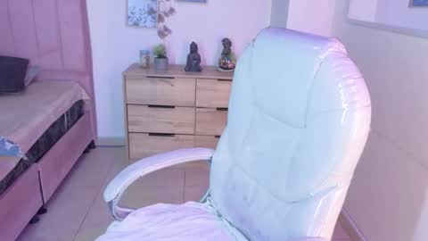 Snapshot of miia_thompson_1 chatting on June 2, 9:28 pm M I I A online show from June 2, 9:28 pm