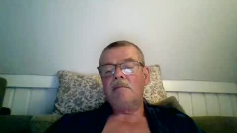 Snapshot of mikael42 chatting on May 25, 6:36 pm mikael42 online show from May 25, 6:36 pm