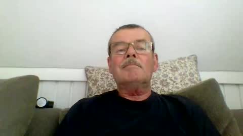 Snapshot of mikael42 chatting on June 7, 1:26 pm mikael42 online show from June 7, 1:26 pm