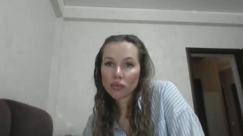 Snapshot of mikaela_well chatting on June 10, 10:47 am mikaela_well online show from June 10, 10:47 am