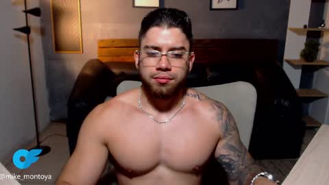 Snapshot of mike_montoya chatting on August 1, 11:58 pm Mike Montoya online show from August 1, 11:58 pm