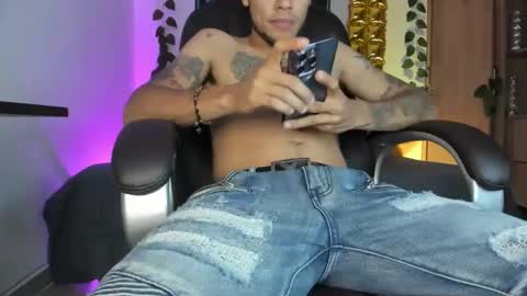 Snapshot of mikee_scooth chatting on December 4, 12:52 am mikee_scooth online show from December 4, 12:52 am