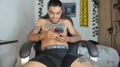 Snapshot of mikee_scooth chatting on January 29, 5:13 pm mikee_scooth online show from January 29, 5:13 pm