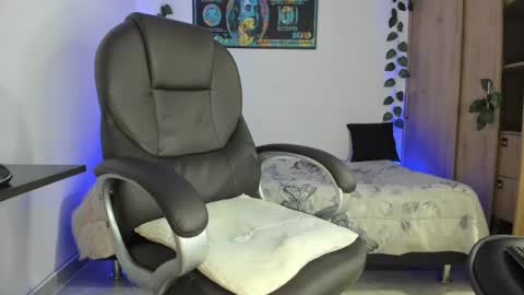 Snapshot of mikee_scooth chatting on February 17, 8:19 am mikee_scooth online show from February 17, 8:19 am