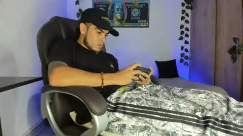 Snapshot of mikee_scooth chatting on March 9, 7:23 am mikee_scooth online show from March 9, 7:23 am