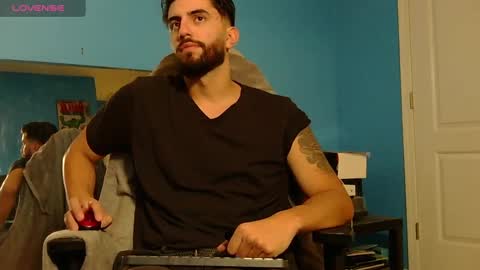 Snapshot of mikehawk1589 chatting on December 30, 1:04 am mikehawk1589 online show from December 30, 1:04 am