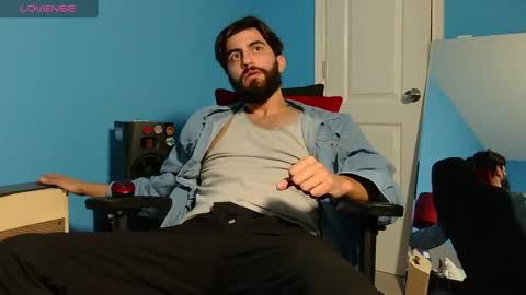 Snapshot of mikehawk1589 chatting on February 17, 9:56 am mikehawk1589 online show from February 17, 9:56 am