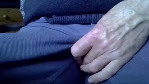 Snapshot of mikeybed chatting on December 4, 9:40 am mikeybed online show from December 4, 9:40 am