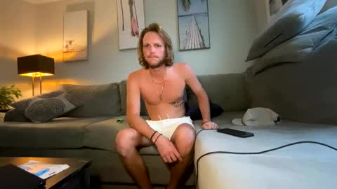 Snapshot of mikeywhite123 chatting on September 28, 10:48 pm mikeywhite123 online show from September 28, 10:48 pm