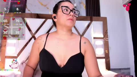 Snapshot of mila_clum chatting on April 19, 5:34 pm Camila online show from April 19, 5:34 pm