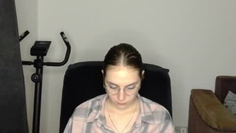 Snapshot of mila_keyy chatting on June 4, 9:21 pm mila_keyy online show from June 4, 9:21 pm