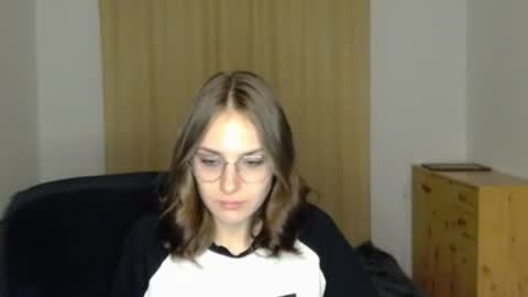 Snapshot of mila_keyy chatting on July 22, 9:39 pm mila_keyy online show from July 22, 9:39 pm
