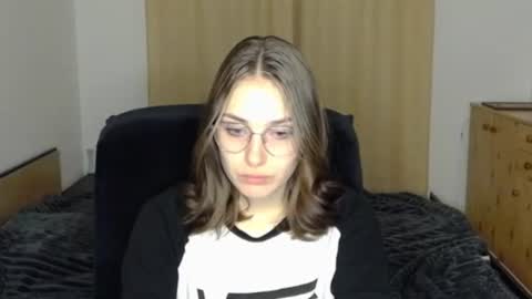 Snapshot of mila_keyy chatting on July 24, 8:18 pm mila_keyy online show from July 24, 8:18 pm