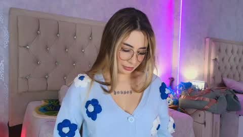 Snapshot of mila_smirnovavk chatting on April 22, 3:31 am MILA online show from April 22, 3:31 am