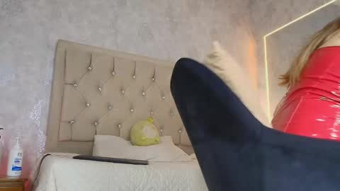 Snapshot of mila_smirnovavk chatting on May 2, 4:17 am MILA online show from May 2, 4:17 am