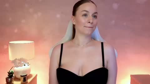 Snapshot of milafleur chatting on August 3, 3:05 pm Mila Fleur online show from August 3, 3:05 pm