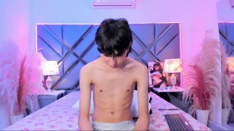 milan_lewiss online show from April 14, 12:44 pm