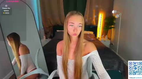 Snapshot of milana_sorrento chatting on June 18, 1:06 am Milana online show from June 18, 1:06 am