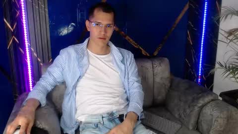 milandavid1 online show from March 12, 6:14 pm