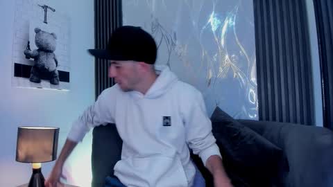 Snapshot of milanwhite_ chatting on February 21, 11:33 am MILAN online show from February 21, 11:33 am