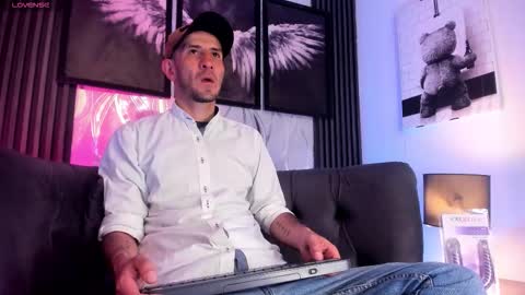 Snapshot of milanwhite_ chatting on February 28, 11:33 am MILAN online show from February 28, 11:33 am