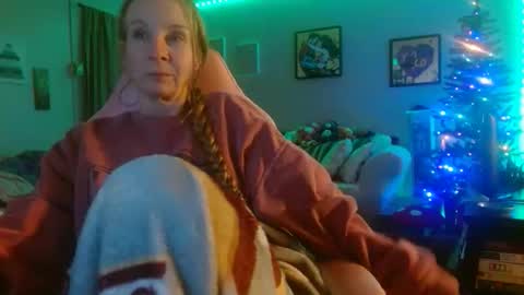 Snapshot of milastoned chatting on December 2, 6:52 am Mila online show from December 2, 6:52 am