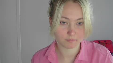 Snapshot of milena391630 chatting on May 19, 4:30 am Milena new nonude shy blonde natural online show from May 19, 4:30 am