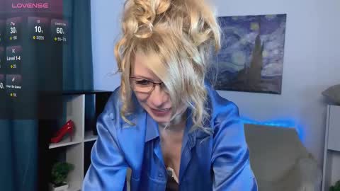 Snapshot of milena_whity chatting on March 10, 9:43 am Milena online show from March 10, 9:43 am