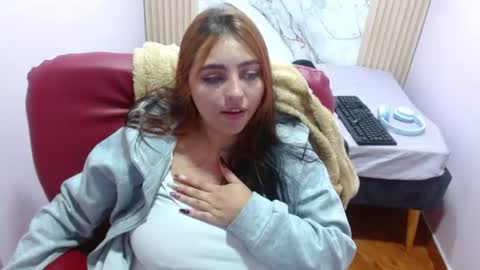 Snapshot of miley_clarck chatting on June 18, 8:24 pm Miley online show from June 18, 8:24 pm
