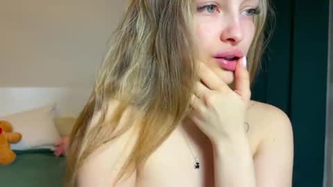 Snapshot of mileyy_cutee chatting on April 15, 9:37 pm Miley online show from April 15, 9:37 pm