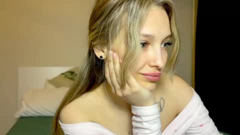 Snapshot of mileyy_cutee chatting on April 30, 10:47 pm Miley online show from April 30, 10:47 pm