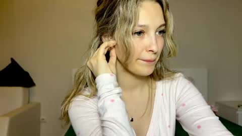 Snapshot of mileyy_cutee chatting on May 1, 10:58 pm Miley online show from May 1, 10:58 pm