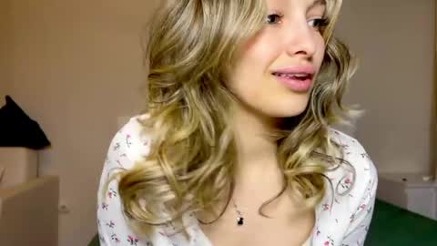 Snapshot of mileyy_cutee chatting on May 3, 11:33 pm Miley online show from May 3, 11:33 pm