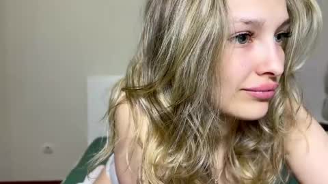 Snapshot of mileyy_cutee chatting on May 12, 10:51 pm Miley online show from May 12, 10:51 pm