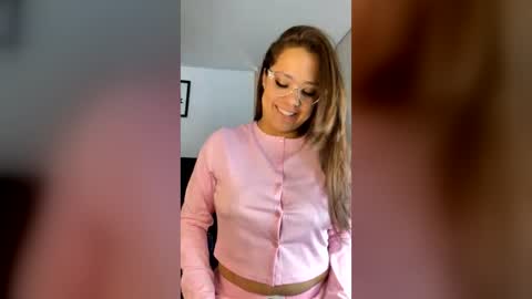 Snapshot of milf__pretty chatting on June 20, 5:05 pm Melissa online show from June 20, 5:05 pm
