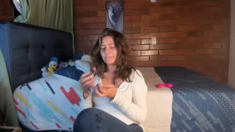 Snapshot of milf_darling chatting on January 21, 12:57 am Victoria online show from January 21, 12:57 am