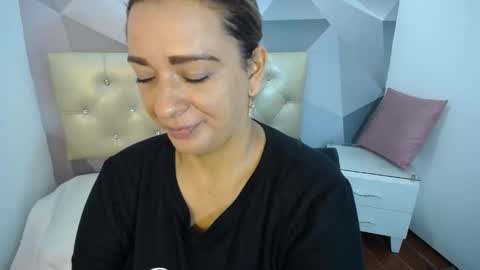 Snapshot of milf_hugeboobs chatting on October 27, 11:03 am milf_hugeboobs online show from October 27, 11:03 am