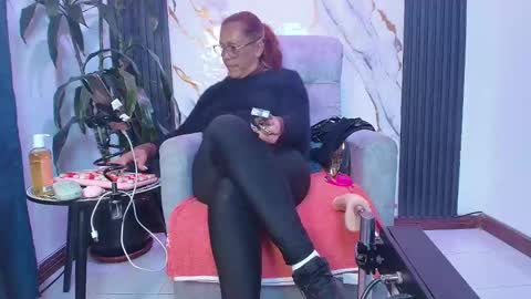 Snapshot of milf_sikiu chatting on April 27, 8:51 pm milf sikiu online show from April 27, 8:51 pm