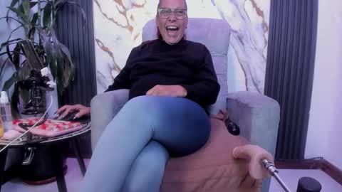 Snapshot of milf_sikiu chatting on May 13, 10:17 pm milf sikiu online show from May 13, 10:17 pm