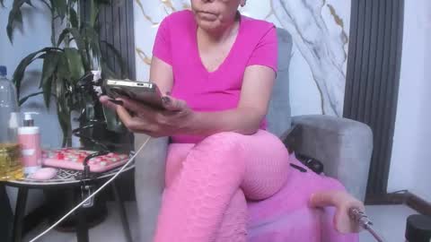 Snapshot of milf_sikiu chatting on May 24, 11:21 pm milf sikiu online show from May 24, 11:21 pm