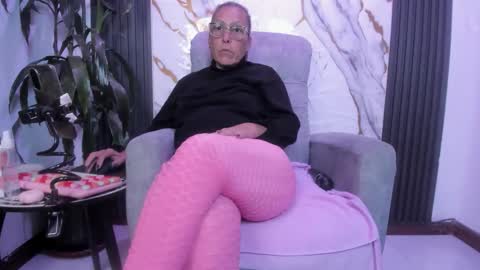 Snapshot of milf_sikiu chatting on May 31, 11:17 pm milf sikiu online show from May 31, 11:17 pm