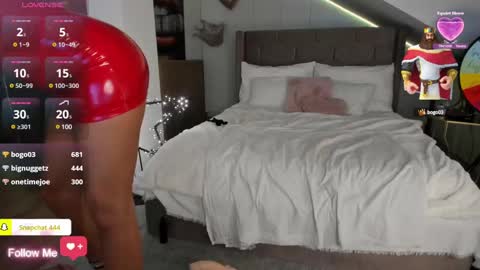 Snapshot of milfblondy chatting on December 9, 1:18 am Ingrid online show from December 9, 1:18 am