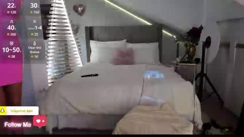 Snapshot of milfblondy chatting on February 24, 10:36 pm Ingrid online show from February 24, 10:36 pm