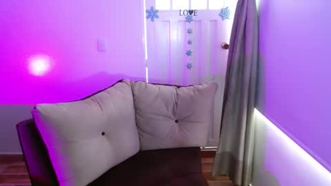 Snapshot of milfrosalie chatting on February 28, 1:03 pm Rosalie  online show from February 28, 1:03 pm