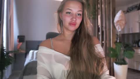 milk_bunny_ online show from April 18, 9:24 am