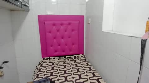 Snapshot of milkyway_18 chatting on January 18, 2:43 pm milkyway_18 online show from January 18, 2:43 pm