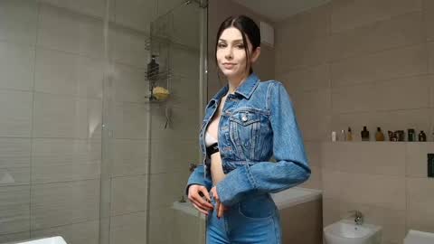 Snapshot of milla_bella chatting on January 13, 6:46 pm milla bella online show from January 13, 6:46 pm