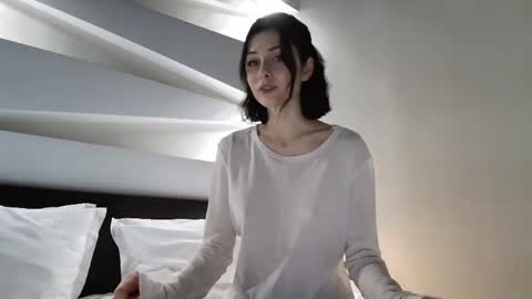 milla bella online show from April 9, 8:03 pm