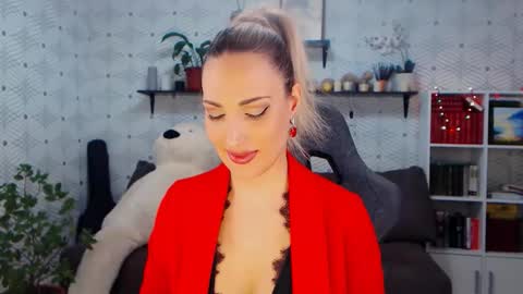 Snapshot of millaxqueen chatting on March 19, 2:32 pm MillaXQueen online show from March 19, 2:32 pm