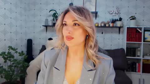 Snapshot of millaxqueen chatting on April 7, 11:21 am MillaXQueen online show from April 7, 11:21 am